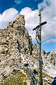 Trekking nel Parco Naturale Puez-Odle. Da Passo Gardena al Rifugio Puez, Il crocifisso in legno a Passo del Crespeina (2528 m). 